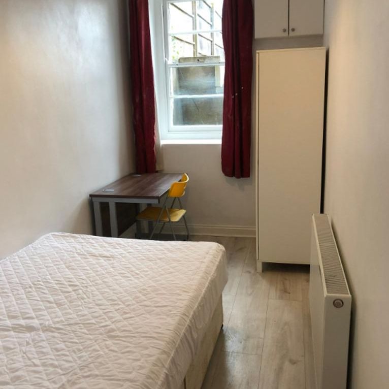 4 bedroom flat to rent - Photo 1