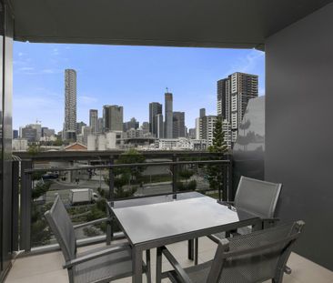 Fully Furnished 1 Bedroom + Study Apartment in the Heart of South B... - Photo 1