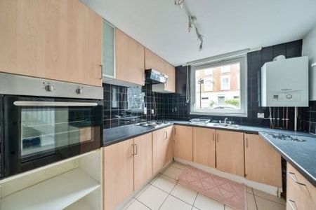 3 bedroom flat to rent - Photo 4