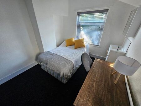 1 bedroom in a house share to rent - Photo 2