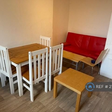 4 bedroom flat to rent - Photo 1