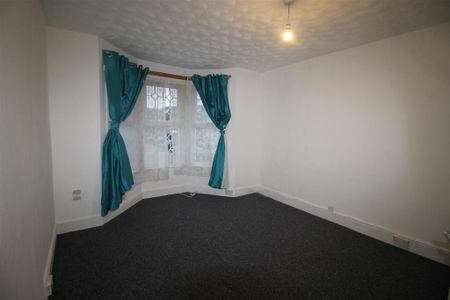 3 bedroom end of terrace house to rent - Photo 3