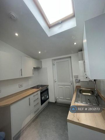 3 bedroom terraced house to rent - Photo 4