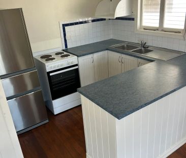 “Charming Home” - Photo 2