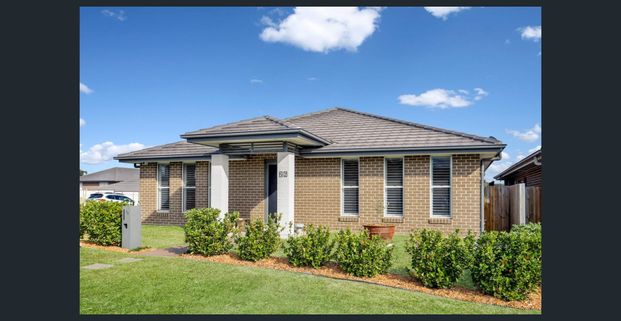 Beautiful Family Home with a separate Media - Photo 1