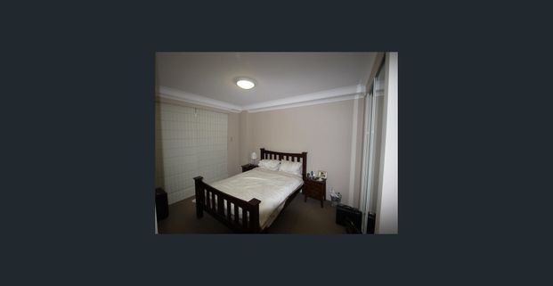 Freshly painted large 2 bedroom 2 bathroom apartment - Photo 1