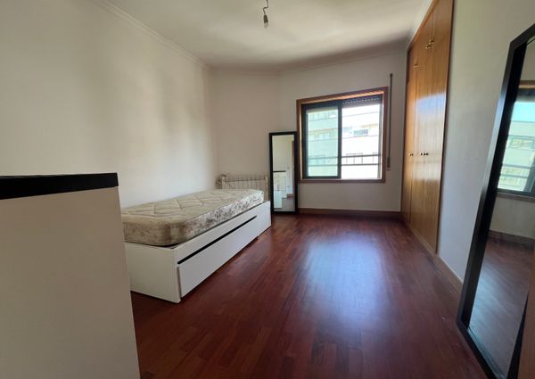 Fantástico Apartamento T2 Mobilado com Garagem e Arrumos