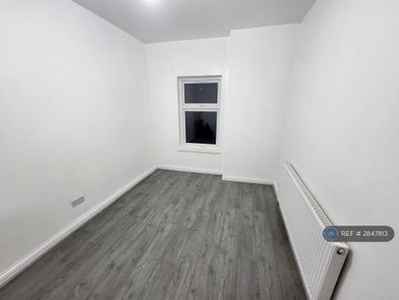 4 bedroom flat to rent - Photo 3