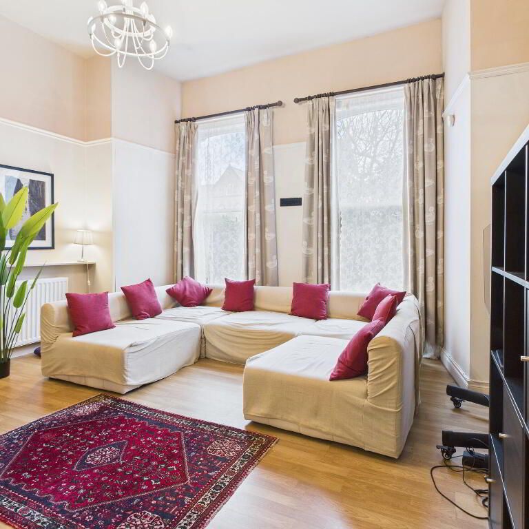 L'Academie, 14 College Gardens, Belfast, BT9 6BQ - Photo 1