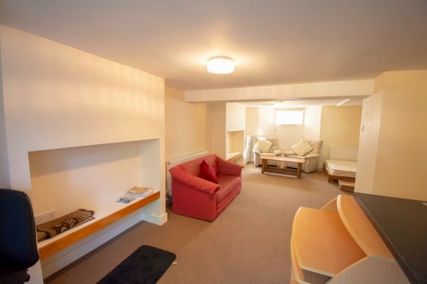 Student studio on Elmes Road - Photo 1