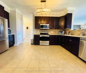 996 Booth Avenue #(Upper) - Photo 4