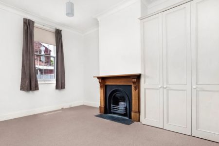 Character, Courtyards & City Buzz – All in One Richmond Package! - Photo 2