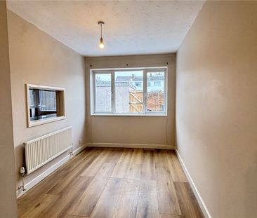 Pinewood Park, Farnborough, GU14 - Photo 1