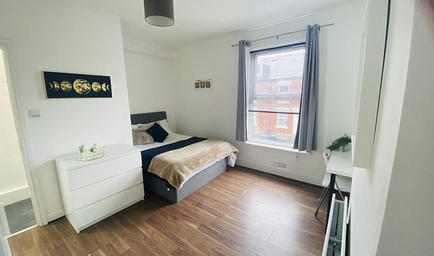 Fantastic 5 double Bedroom student house just off Ecclesall Road - Photo 1