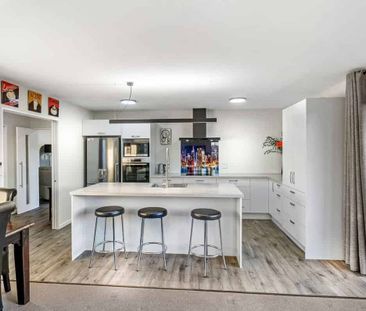 Stylish Family Sanctuary - Photo 3