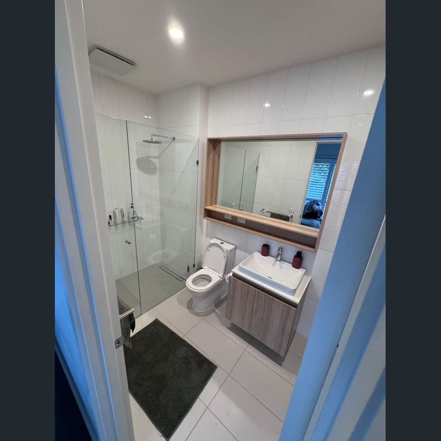 Stylish & Spacious Townhouse in Port Melbourne - Photo 1