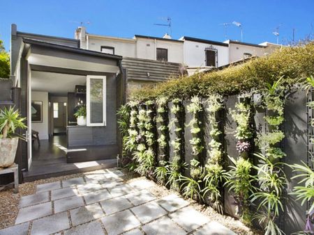 Stylish Corner Terrace with Sunny Courtyard in Prime Paddington Location - Photo 4