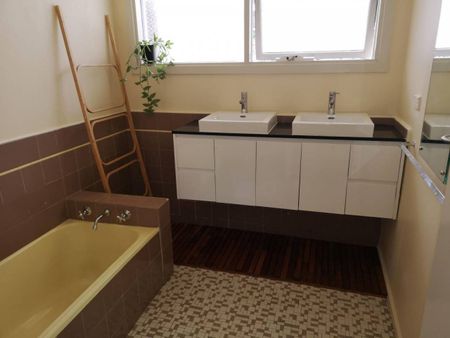 4/5 Bed Bayside Living in Mordialloc - Only 10 mins from the Beach - Photo 3
