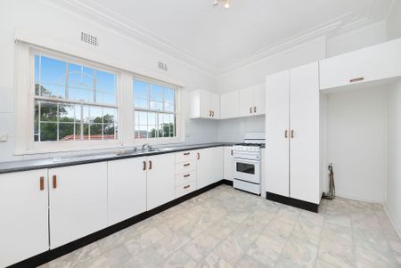 BRIGHT ART-DECO FIRST FLOOR APARTMENT! - Photo 4