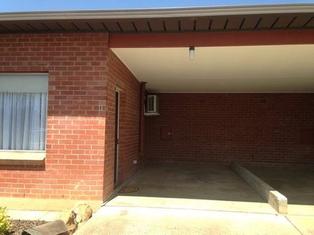 NEAT, TIDY & CENTRAL! - Photo 4