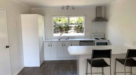 Spacious 5-Bedroom Home, Prime Location - Lawns included!! - Photo 2