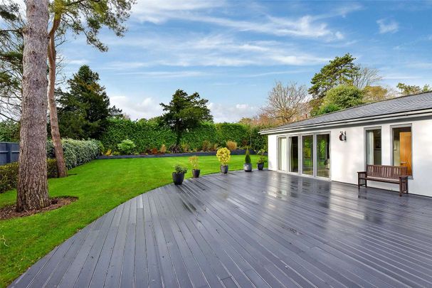 A beautifully presented modern home set behind gates located on the prestigious Rotherfield Road. - Photo 1