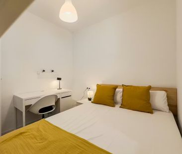 Carrer de l'Antiga Travessera, L'Hospitalet de Llobregat, Catalonia... - Photo 2