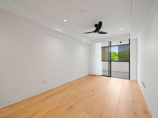 One Double Bedroom Apartment with Sunny Terrace and Parking in Bondi Junction - Photo 1