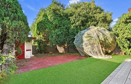 Grand Family Living in a Tranquil Cul-de-Sac - Photo 3