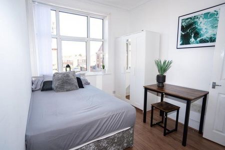 1 bedroom in a house share to rent - Photo 3