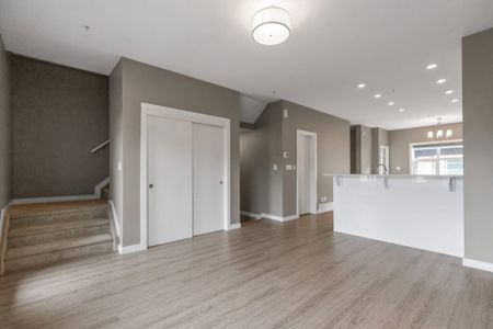 Edmonton Unfurnished rowhome Rental in Edgemont - Spacious UNFURNISHED Townhome With Double Garage In West End Community - Photo 4