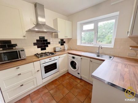 5 bedroom semi-detached house to rent - Photo 2