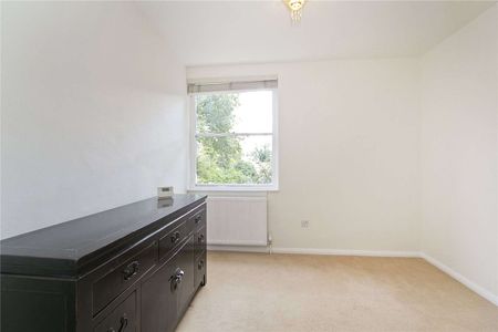 A beautifully presented two bedroom, first floor apartment located on College Cross; a central yet quiet road that runs parallel to Upper Street. - Photo 2