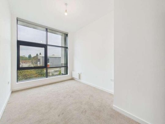 Staines-upon-thames, TW18 - Photo 1