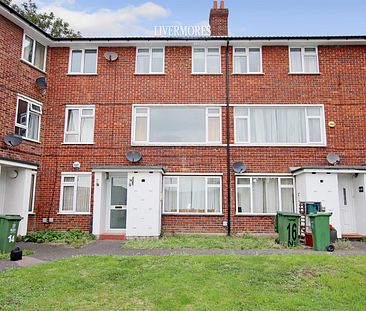 2 bedroom Maisonette to let - Photo 2