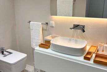 Apartamento T1 mobilado em Miraflores com Vista de Rio, a estrear