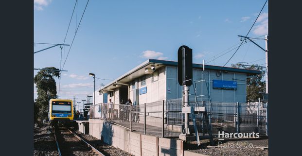 Charming 3-Bedroom Home with Natural Light and Open Fireplace in Thomastown - Photo 1