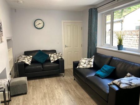 6 bedroom terraced house to rent - Photo 2