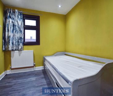 3 bedroom end of terrace house to rent - Photo 2