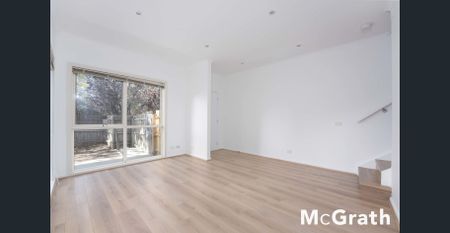 Stylish Two-Storey Townhouse Opposite Kingsley Gardens - Photo 4