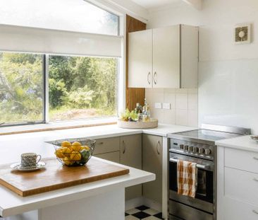 Space, Sunshine & Timeless Design - Photo 3