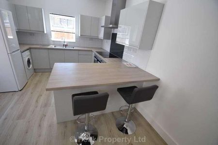 A Great Modern Room In A Houseshare - - West Road, Westcliff On Sea, SS0 - Photo 5