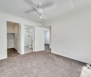 MODERN THREE BEDROOM TOWNHOUSE FOR RENT - Photo 3