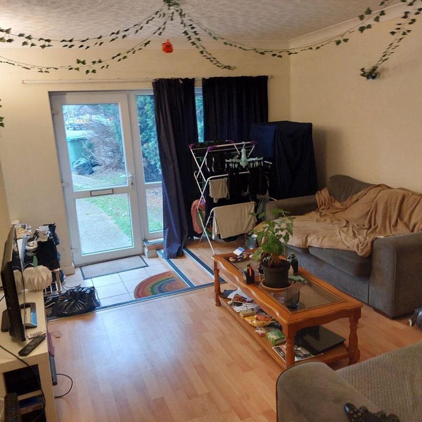 4 Bed Terraced House, Berkeley Close, SO15 - Photo 1