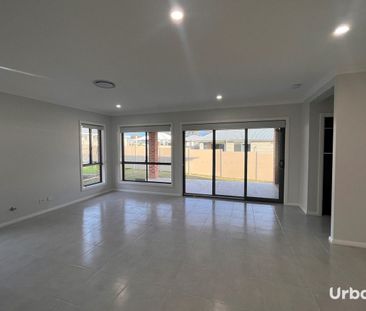 Four Bedroom Family Home with extra parking for Caravan or Boat! - Photo 4