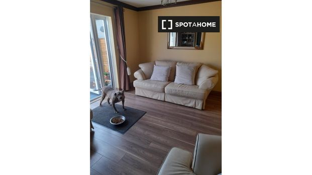 Spacious room in 3-bedroom house in Blancharstown, Dublin - Photo 1