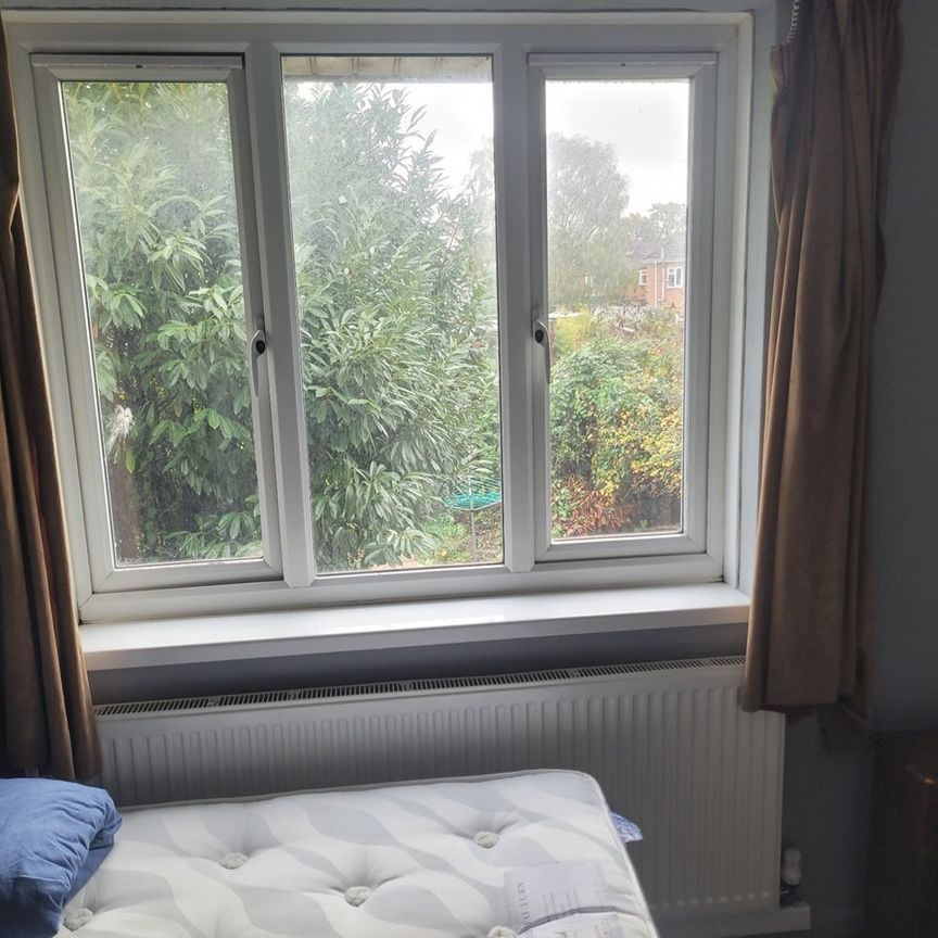 Room in a Shared House, Windrush Road, SO16 - Photo 1