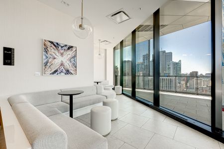 Luxury 2 - Bedroom Condo for Rent - Exceptional View of Montreal, furnished - Photo 2