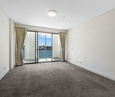 Elegant Three Bedroom Residence with Harbour Views - Photo 1