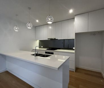 Fully Modern Townhouse In An Excellent Location! - Photo 6